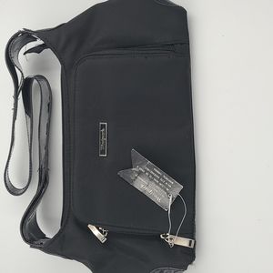 Black purse. NWT. Size M. Zip up